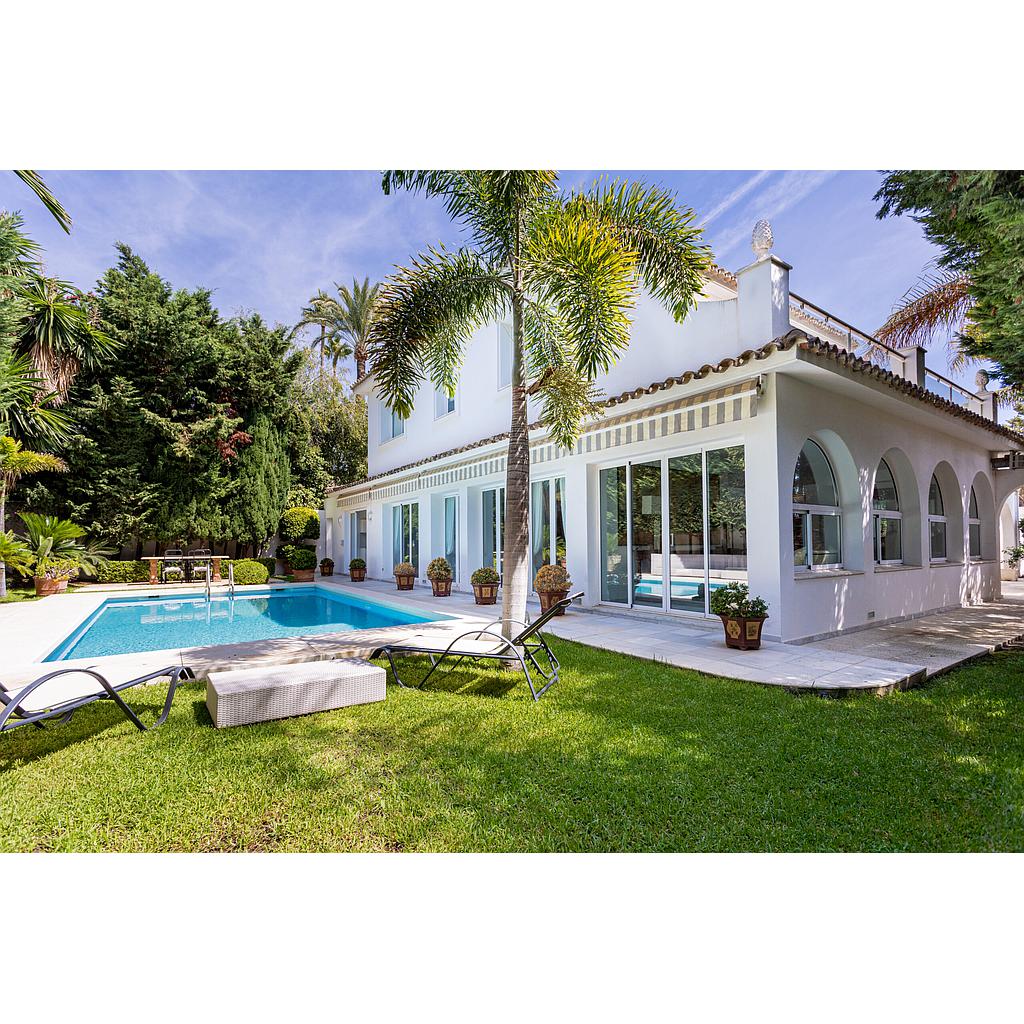 Luxury 5-bedroom villa in Los Monteros beach (Marbella)