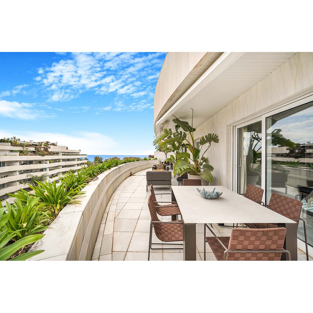 Penthouse dúplex impresionante y totalmente remodelado en Puerto Banús