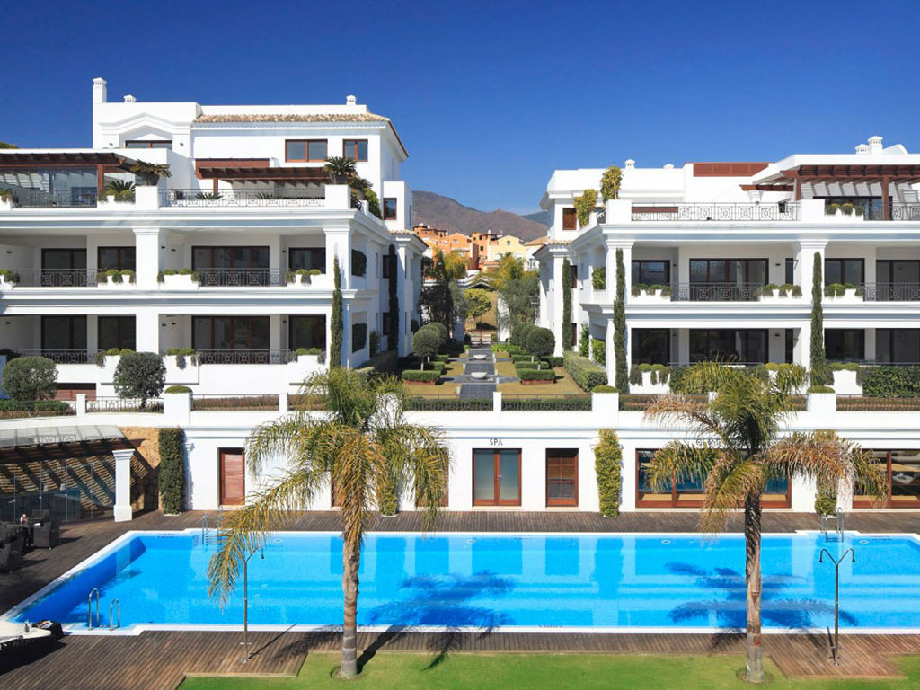 High standing apartments on the first line to the beach in Estepona