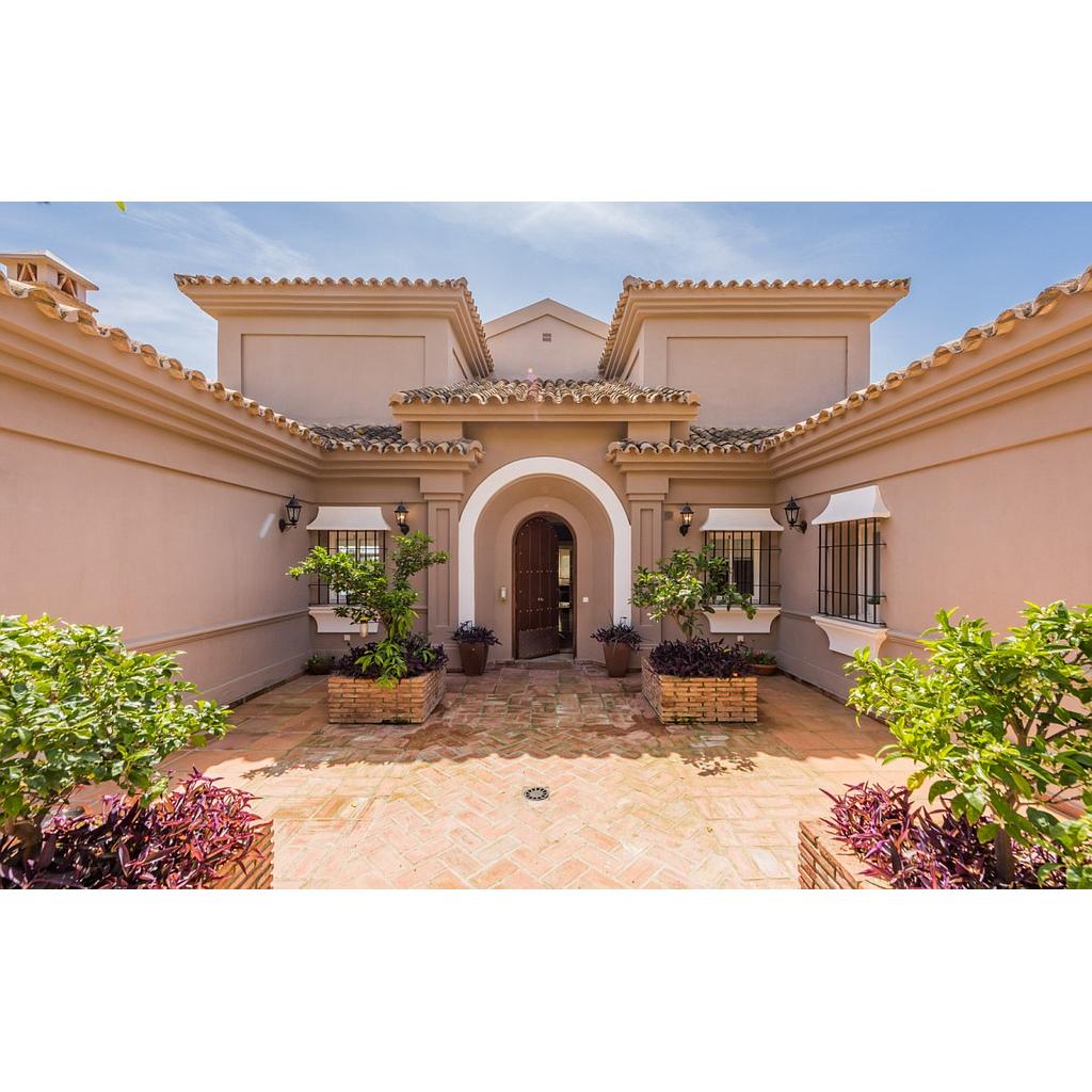 Spectacular luxury villa in El Paraiso Benahavis