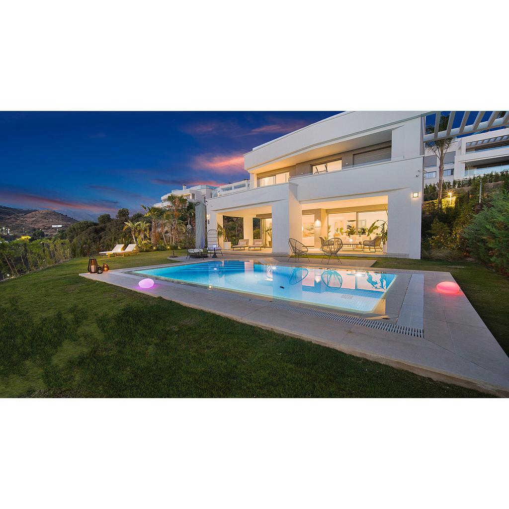 Villa recién construida en Marbella con impresionantes vistas al mar y golf