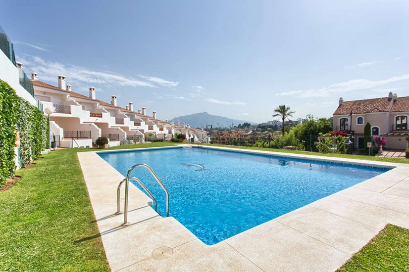 Townhouses with sea, golf & mountain views in Estepona