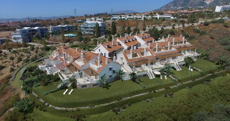 Luxury townhouses in "la Reserva del Higuerón" in Benalmádena